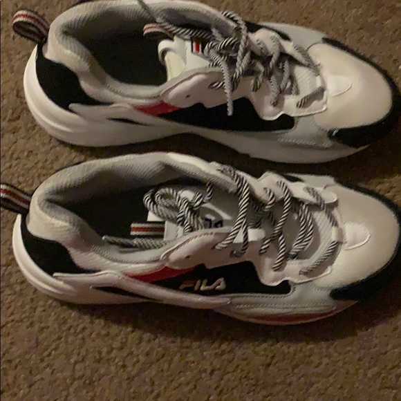 SHOES - Picture 2 of 4